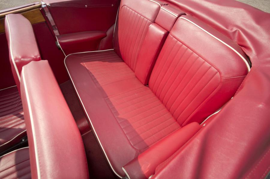 Интерьер Alvis TA21 Drophead Coupe by Tickford 1952 года  (фото 9 из 20)